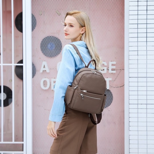 新作 小ぶりなリュックサック ポケットたくさん 収納 レザータッチ素材